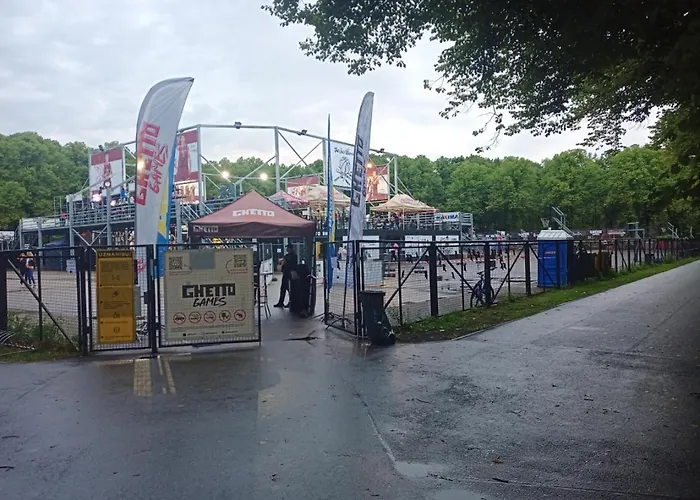 Family Or Group In Center Διαμέρισμα