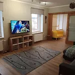 Family Or Group In Center Apartamento